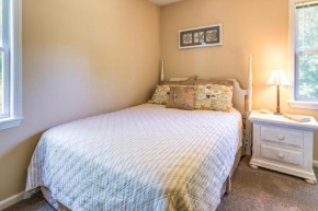Charming Emerald Isle Escape Less Than 1 Mi to Beach!